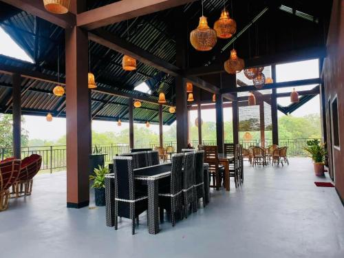 卡特勒格默Relax Lake View Resort的用餐室配有桌椅和灯光