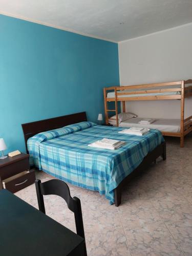 冯塔尼比安奇Residence Cuba alloggi per turismo的一间卧室配有一张床和双层床。