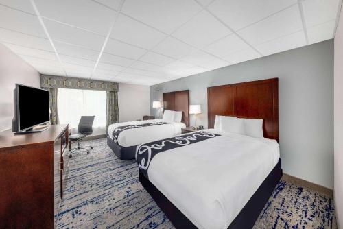 林伍德林伍德钦塔酒店的酒店客房设有两张床和电视。