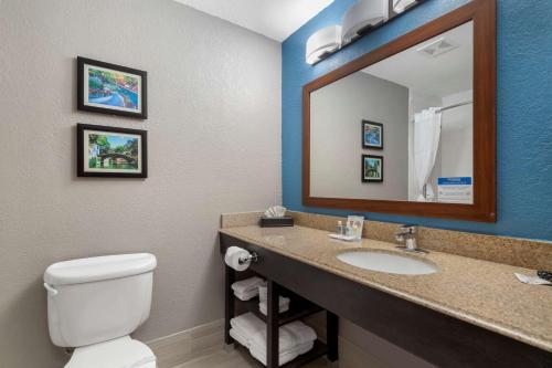 圣安东尼奥康福特旅馆&套房靠近医疗中心的浴室设有卫生间和带镜子的盥洗盆