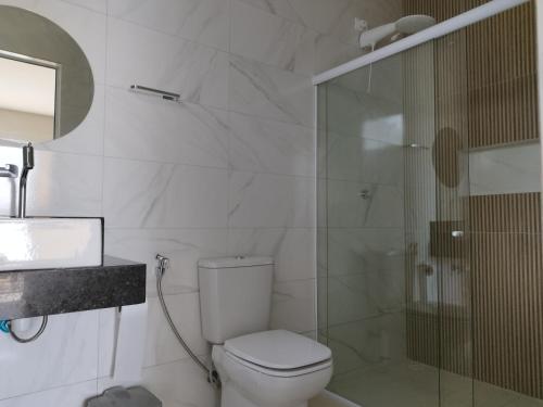 马拉戈日Bless的带淋浴、卫生间和盥洗盆的浴室