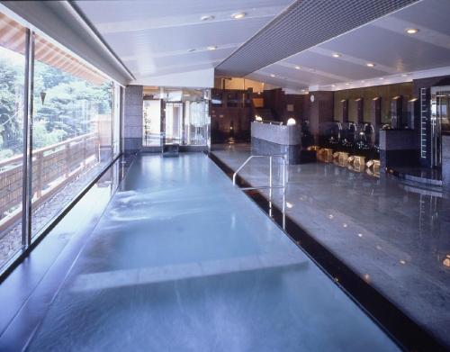 富士河口湖温泉湖南庄酒店内部或周边的泳池