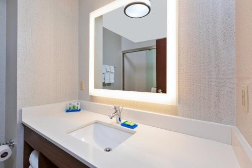 Brecksville克利夫兰-里奇菲尔德假日智选套房酒店的一间带水槽和镜子的浴室