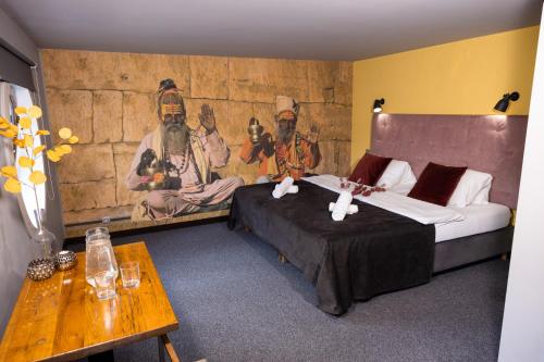 布拉格Botel Marina的酒店客房设有两张床,墙上挂有绘画作品
