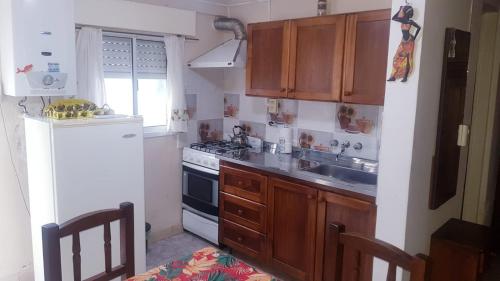 坦季Lo de Liliana的小厨房配有炉灶和水槽