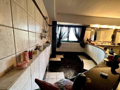 纳夫普利翁Estate Tsiati - Κτήμα Τσιάτη的一间带浴缸的浴室位于客房中间