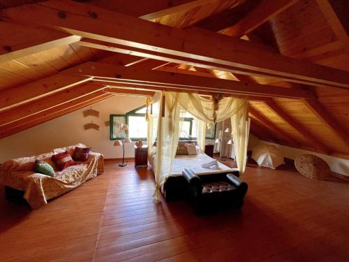 纳夫普利翁Estate Tsiati - Κτήμα Τσιάτη的客厅配有沙发和阁楼内的一张床