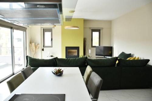 PaianíaSpacious & Minimal Apartment Near Airport Peania Coniann Filoxenia的客厅配有黑色沙发和桌子