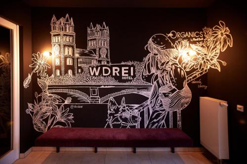 慕尼黑WDREI Hotel的壁画,在带长凳的房间里