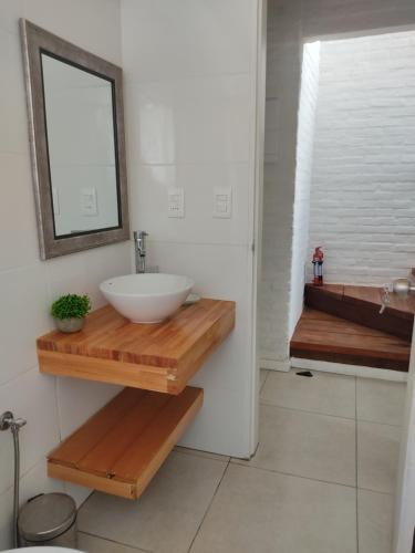 拉帕洛马Serena Aparts的浴室设有白色水槽和镜子