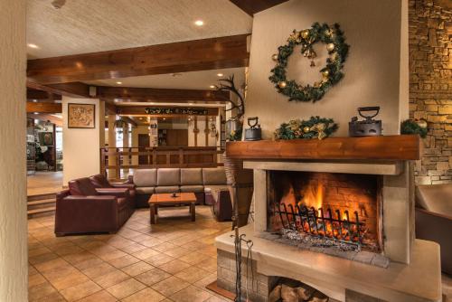 班斯科Hotel Pirin的客厅设有壁炉和沙发。