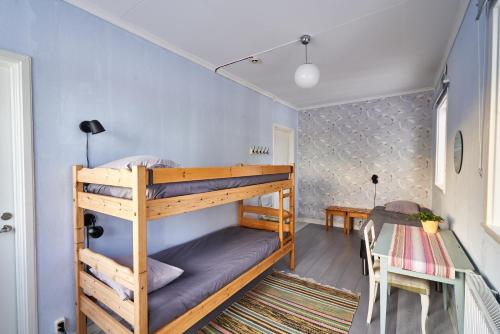 KorskrogenHovra Vandrarhem的一间设有双层床的卧室,位于带蓝色墙壁的房间