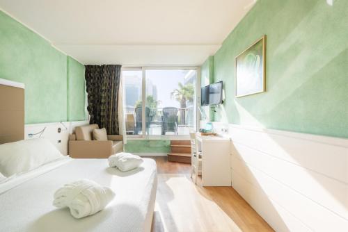 加尔达湖滨嘉比利酒店的酒店客房,配有带毛巾的床
