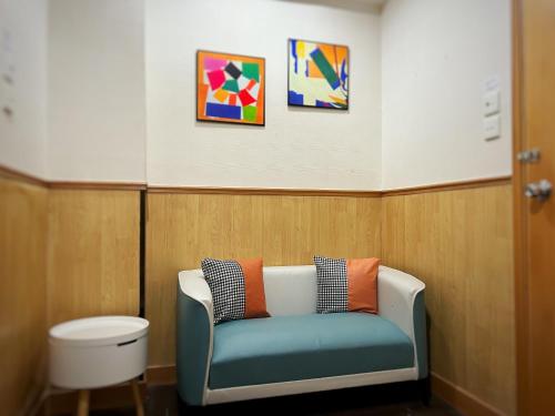 香港利園賓館的一间设有蓝色沙发和一些绘画的等候室