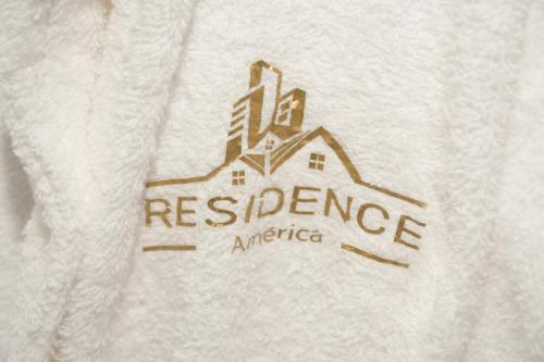 达赫拉Résidence America的上面有美国标志的白色毛衣