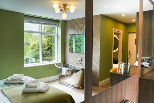 拉格比德雷科特酒店&怀特菲尔德高尔夫球场的带浴缸、水槽和窗户的浴室