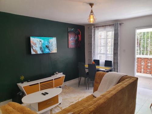 内罗毕Stellar 1-bedroom apartment in Madaraka Estate, Nairobi的客厅配有沙发和桌子