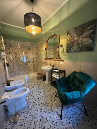 萨莱诺Borgo Marinaro Suite的一间带两个卫生间和绿色沙发的浴室