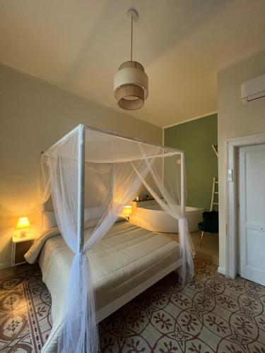 萨莱诺Borgo Marinaro Suite的一间卧室配有一张带天蓬的床
