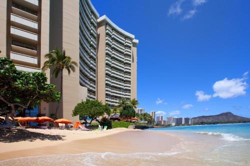 檀香山Sheraton Waikiki Beach Resort的酒店前面的海滩和大海