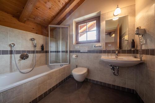 欧缇莫Hotel Seerast的浴室配有盥洗盆、卫生间和淋浴。