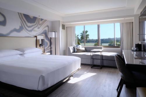长滩长滩万豪酒店的一间带大床的卧室和一间客厅