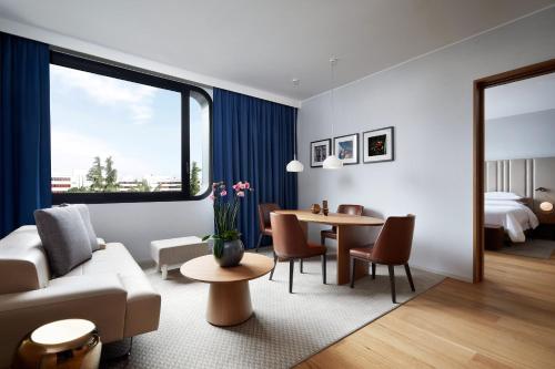米兰Sheraton Milan San Siro的客厅配有沙发和桌子