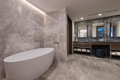 夏洛特JW Marriott Charlotte的浴室配有白色浴缸和水槽