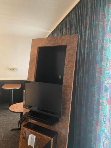比特费尔德Hotel Bitterfelder Hof - Mongoo GmbH的酒店的客房配有平面电视。