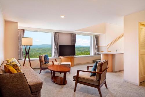 留寿都村留寿都威斯汀度假酒店的客厅配有沙发、椅子和电视