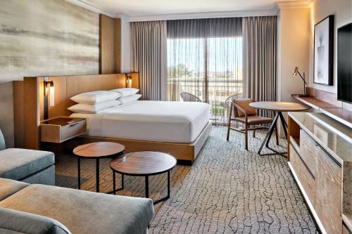 凤凰城JW万豪凤凰城沙漠岭度假村的酒店客房设有床和客厅。