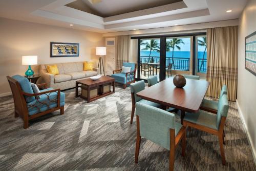 科洛阿考艾岛喜来登度假酒店的客厅配有桌椅和沙发