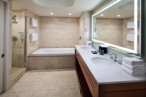 科洛阿考艾岛喜来登度假酒店的带浴缸、水槽和镜子的浴室