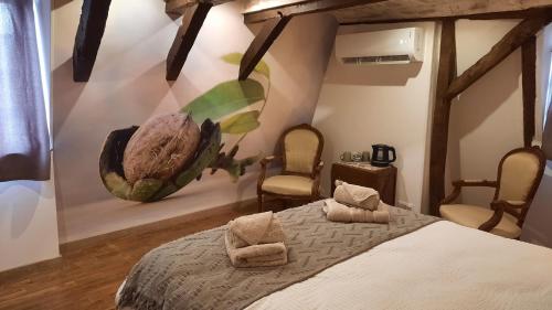 Gagnac-sur-CèreL'Ostal de Gagnac的卧室配有一张带大仙人掌壁画的床。