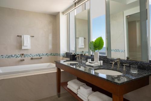 劳德代尔堡劳德代尔堡海滩威斯汀度假酒店的浴室配有盥洗盆、浴缸和镜子