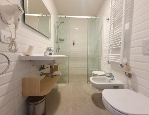 韦尔巴尼亚Casa Immacolata的一间带水槽、卫生间和淋浴的浴室