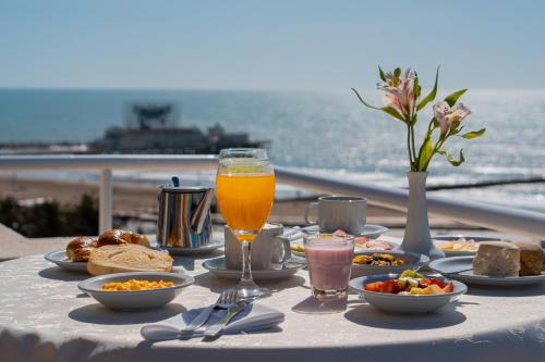 马德普拉塔里维埃拉酒店的一张桌子,上面放着食物和一杯橙汁