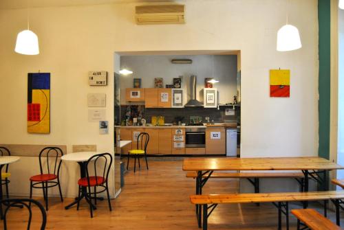 巴勒莫Balarm Hostel - Youth Hostel age limit 18-50的带桌椅的房间和厨房