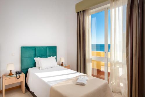 波尔蒂芒阿尔加维圣卡塔里娜酒店的酒店客房设有两张床,享有海景。