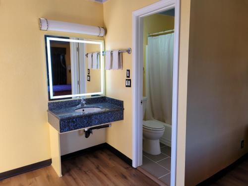 诺沃克Espana Motel的一间带水槽和卫生间的浴室