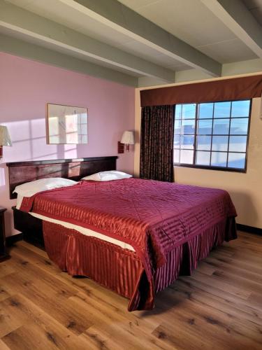 诺沃克Espana Motel的一间卧室设有一张大床和大窗户