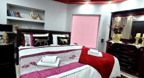 戈里察Classic House Hotel的一间卧室配有一张大床,铺有红白毯子