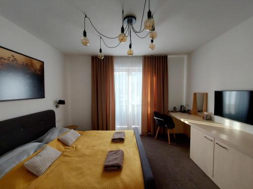 波切尼斯VIGEO lounge b&b coffee的酒店客房设有床、桌子和电视。