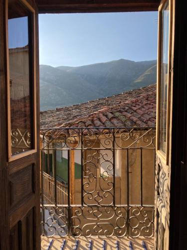 吉霍－德圣巴巴拉El jazmín de la Fuente casa rural的通往景观阳台的开放式门
