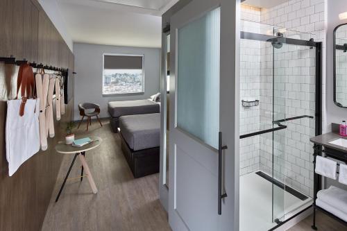 丹佛丹佛切里克里克慕奇夕酒店的带淋浴的浴室和卧室