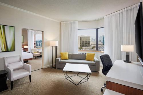 米西索加Delta Hotels by Marriott Toronto Mississauga的酒店客房设有一张沙发和一张床