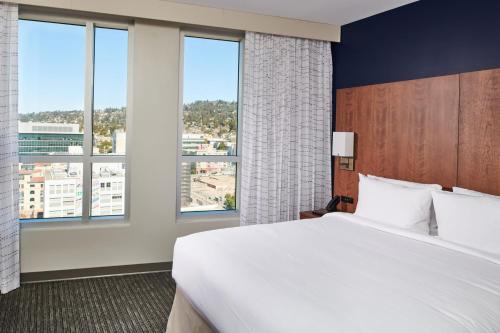 伯克利Residence Inn By Marriott Berkeley的卧室设有一张白色大床和大窗户