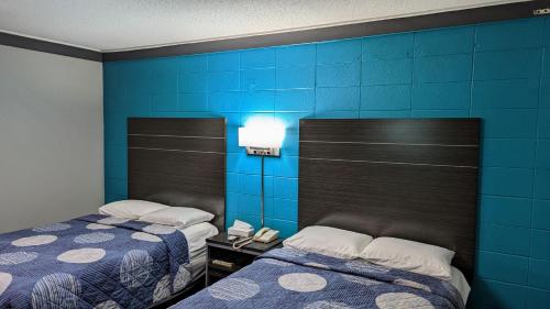 谢里顿谢里登汽车旅馆的蓝色墙壁客房的两张床