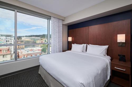 伯克利Residence Inn By Marriott Berkeley的一间卧室设有一张大床和一个大窗户