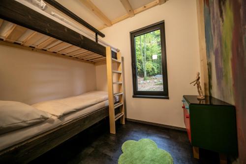 Forest Garden Family的一间卧室设有双层床和窗户。